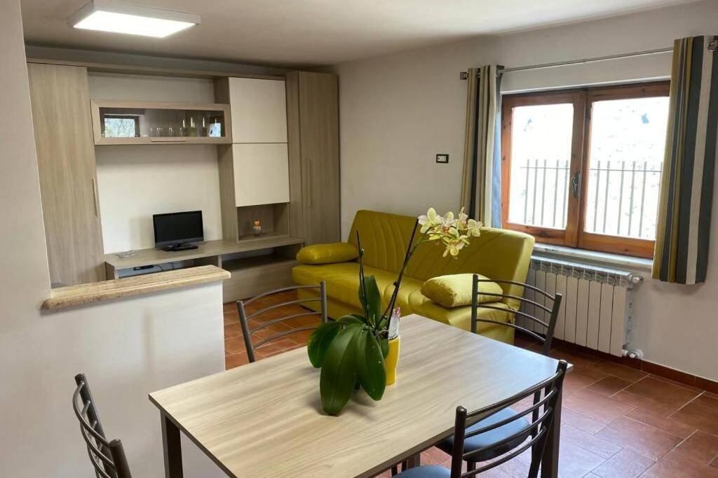 Apartament Alloggio A Via Impero Lenola Zewnętrze zdjęcie